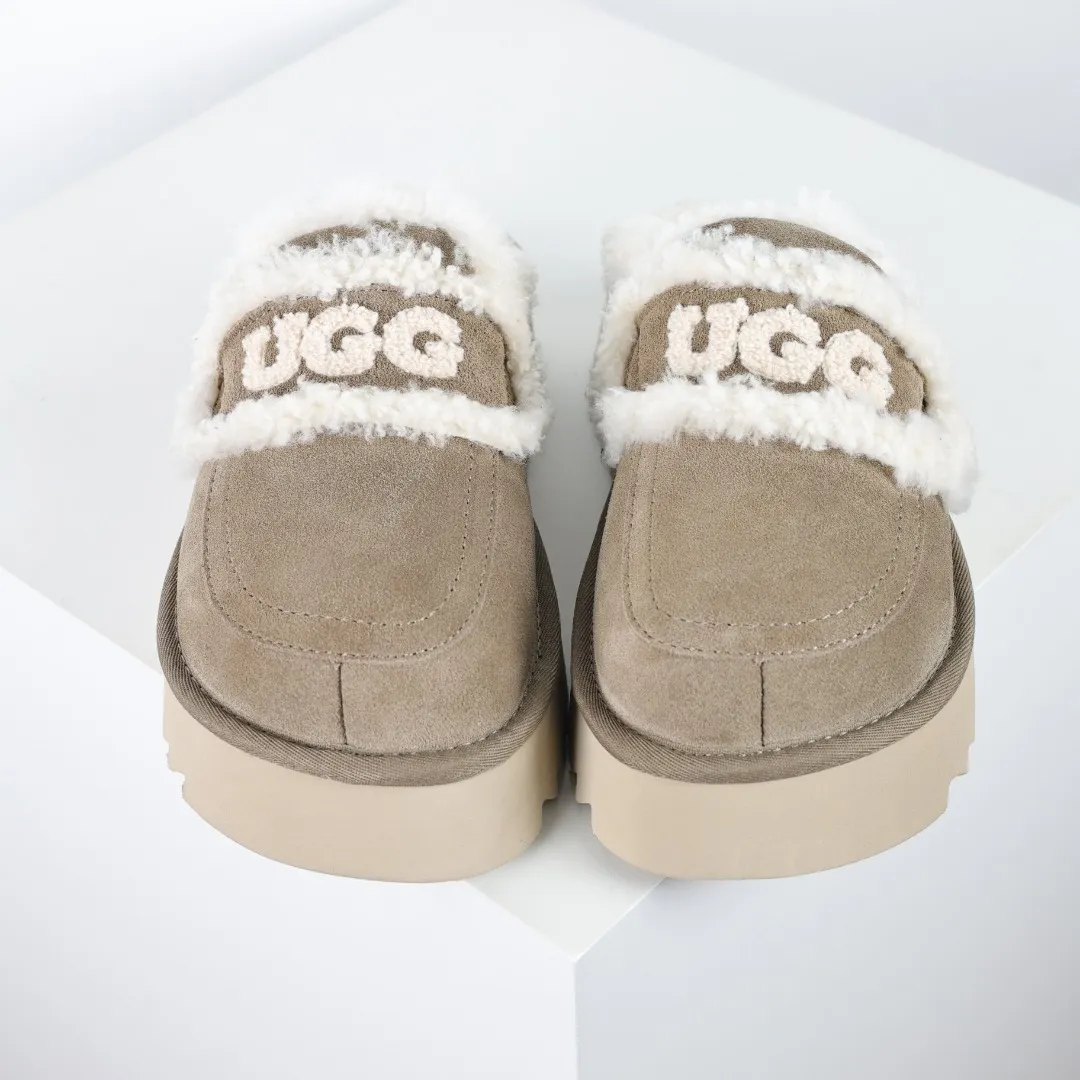 Pick up locally 💰580 Core recommended good price It is a very suitable choice for home furnishings. In the new year, uug launched a series of styles, which are partial to the preferences of young consumers and have also moved to the forefront of fashion trends. Shoe body material: water-repellent coated suede upper, 17 mm UGGPURE™ implantable wool insole, lightweight non-slip and comfortable rubber outsole, with brand LOGO and trademark, with full packaging Size: 35 36 37 38 39 40